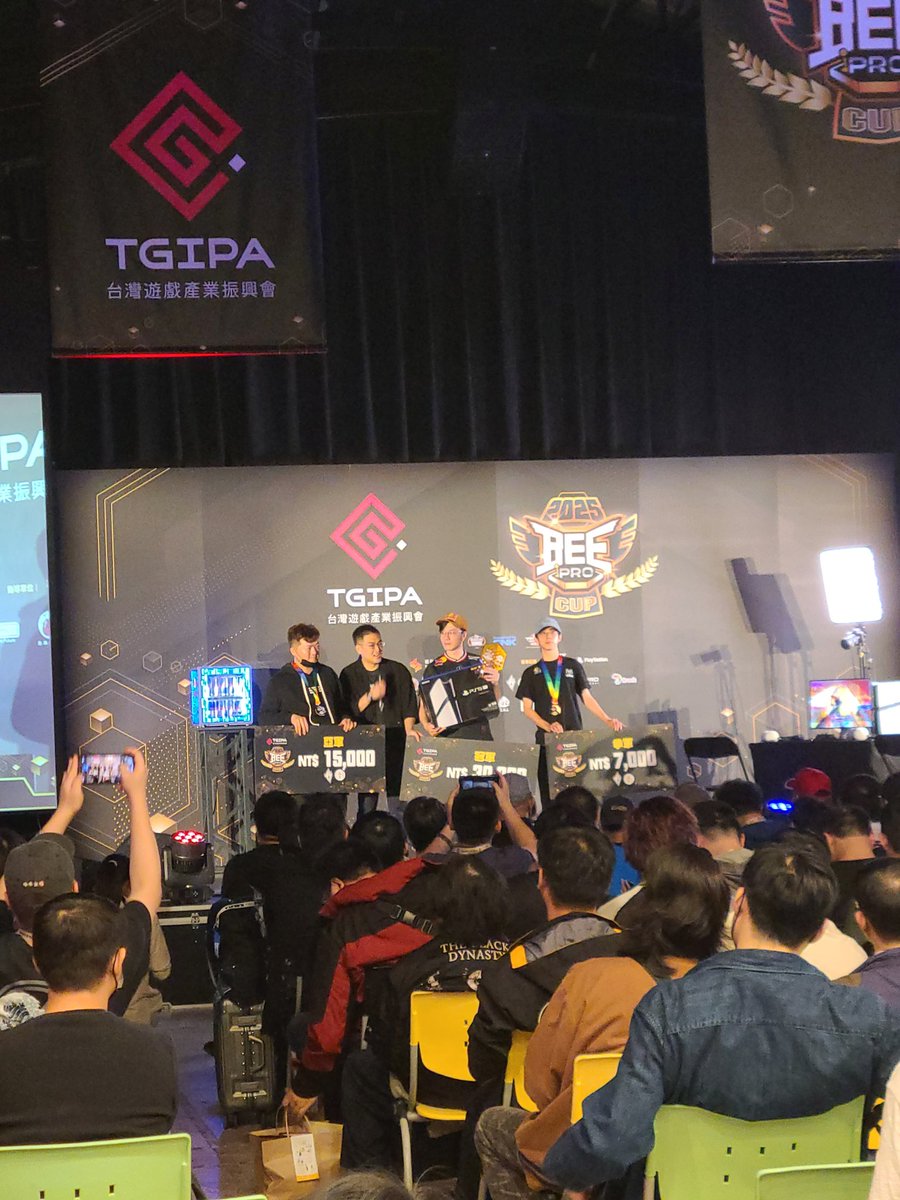 tzchipeng203's tweet photo. Bee Pro Day 3
第一次參加格鬥圈的大型線下活動
打野台認識新朋友以及見到許多台灣的高端玩家讓我感覺又重新找回玩遊戲的樂趣，果然線下活動的氛圍是線上無法取代的🙂
#beeprocup2025 https://t.co/wcIIVJbJLl