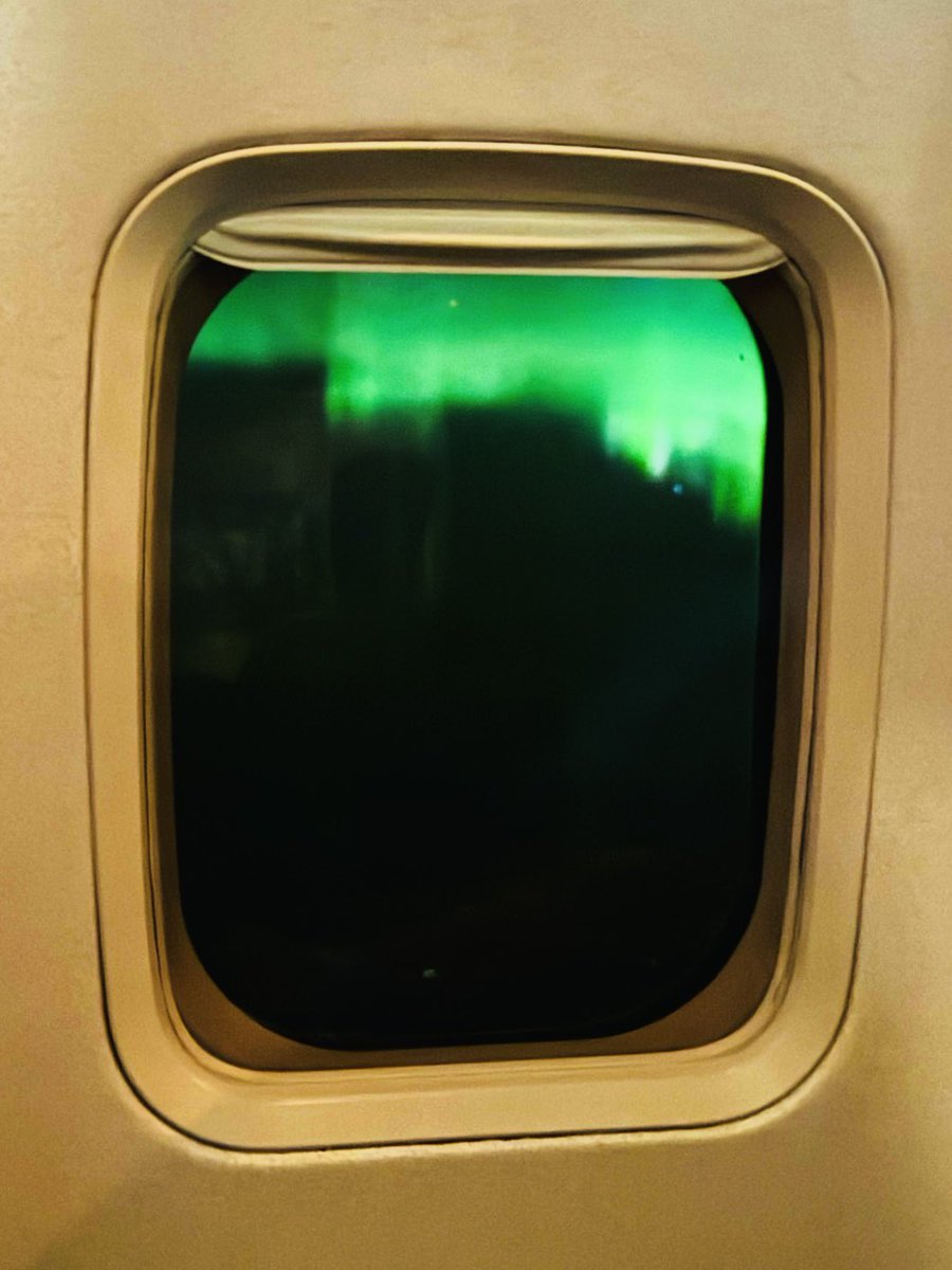 AmandaBuhse's tweet photo. Flying home from Calgary to Winnipeg tonight and just before landing, the sky put on the most magical show! #northernlights #aurora #auroraborealis #winnipeg https://t.co/v10TGRNtWa
