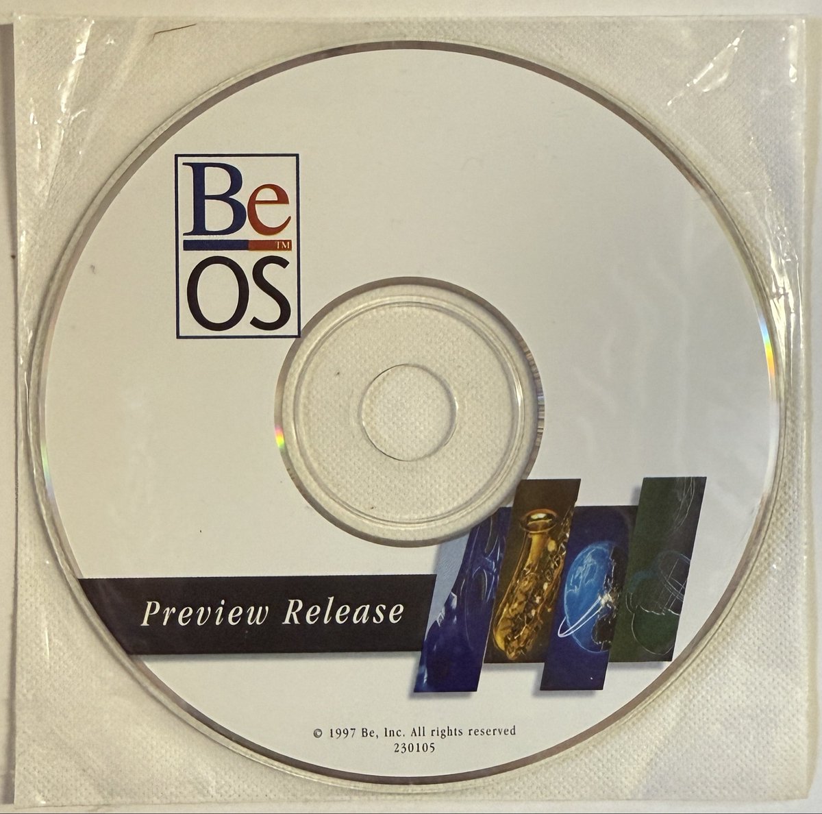 G59tour's tweet image. 引越し荷物の荷解きしていて開かずの段ボールの開封、懐かしい物が色々出て来るが
こいつはひょっとしたらMac OSとなっていたかも知れない。

#BeOS #Mac #haiku #Windows