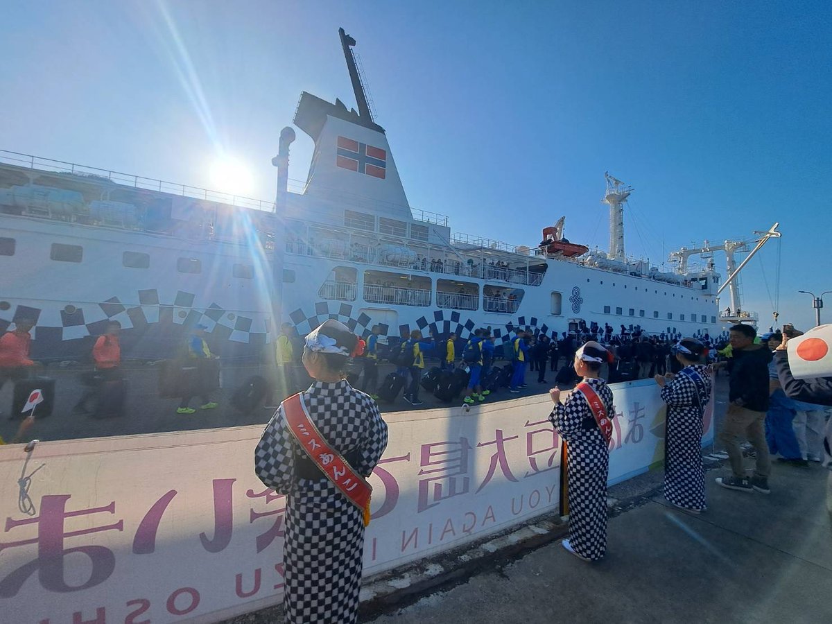 Oshima_T_A's tweet image. 11/7よりご来島頂いていたデフリンピックの選手の皆様が、裏砂漠でのオリエンテーリング競技を無事に終了され本日離島されました。
あんこさんや大島流大島御神火太鼓保存会の皆様と共にお見送りいたしました！
皆様お疲れさまでした・・・また来てくださいね☺

#伊豆大島　#離島　#三原山　#裏砂漠