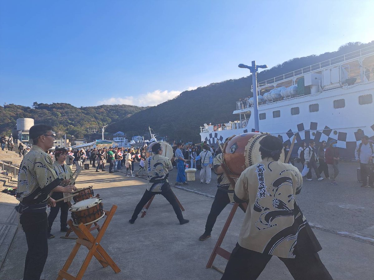 Oshima_T_A's tweet image. 11/7よりご来島頂いていたデフリンピックの選手の皆様が、裏砂漠でのオリエンテーリング競技を無事に終了され本日離島されました。
あんこさんや大島流大島御神火太鼓保存会の皆様と共にお見送りいたしました！
皆様お疲れさまでした・・・また来てくださいね☺

#伊豆大島　#離島　#三原山　#裏砂漠