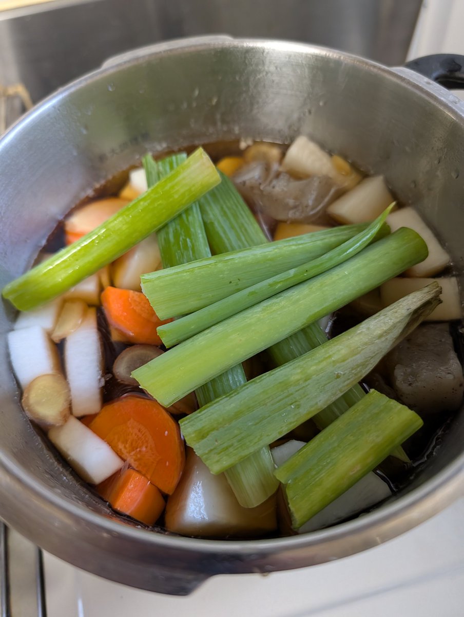 otutomo_yu's tweet image. 牛すじ大根作った