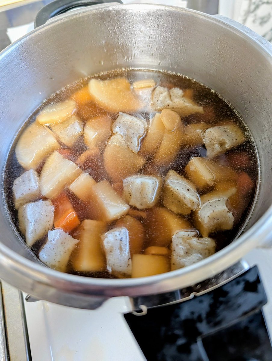 otutomo_yu's tweet image. 牛すじ大根作った