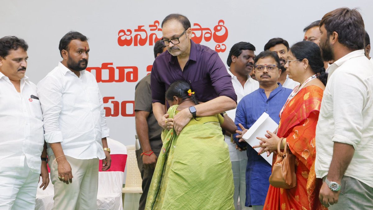 JSPVeeraMahila's tweet image. వేర్వేరు ప్రమాదాల్లో మృతి చెందిన 220 మంది జనసేన క్రియాశీలక కార్యకర్తలకు సంబంధించి రూ.5 లక్షల ప్రమాద బీమా చెక్కులను సంబంధిత కుటుంబాలకు అందజేసిన జనసేన పార్టీ రాష్ట్ర ప్రధాన కార్యదర్శి, ఎమ్మెల్సీ శ్రీ @NagaBabuOffl గారు.

జనసేన పార్టీ కోసం నిస్వార్ధంగా పనిచేస్తూ, ప్రమాదవశాత్తూ…