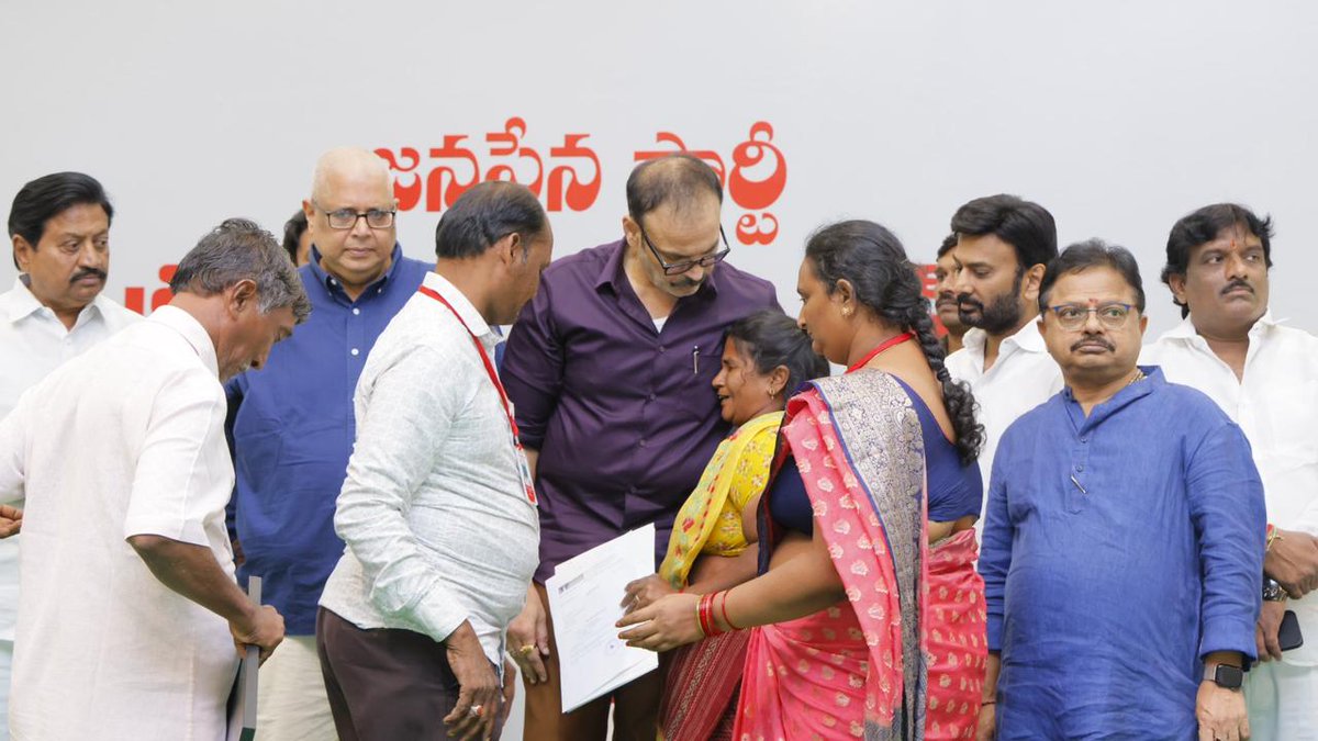 JSPVeeraMahila's tweet image. వేర్వేరు ప్రమాదాల్లో మృతి చెందిన 220 మంది జనసేన క్రియాశీలక కార్యకర్తలకు సంబంధించి రూ.5 లక్షల ప్రమాద బీమా చెక్కులను సంబంధిత కుటుంబాలకు అందజేసిన జనసేన పార్టీ రాష్ట్ర ప్రధాన కార్యదర్శి, ఎమ్మెల్సీ శ్రీ @NagaBabuOffl గారు.

జనసేన పార్టీ కోసం నిస్వార్ధంగా పనిచేస్తూ, ప్రమాదవశాత్తూ…