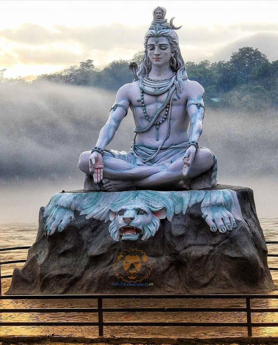 💐💐🙏 हर हर महादेव 🙏💐💐
भोले की भक्ति से बढ़कर कोई शक्ति नहीं,
मुश्किलें भी राहें बन जाती हैं जब महादेव साथ हों।
ॐ नमः शिवाय। 🔱