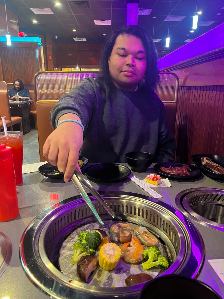 suckmyfartz's tweet photo. sorry to busy on a date :)🥢✨ https://t.co/UbiDWNAcGl