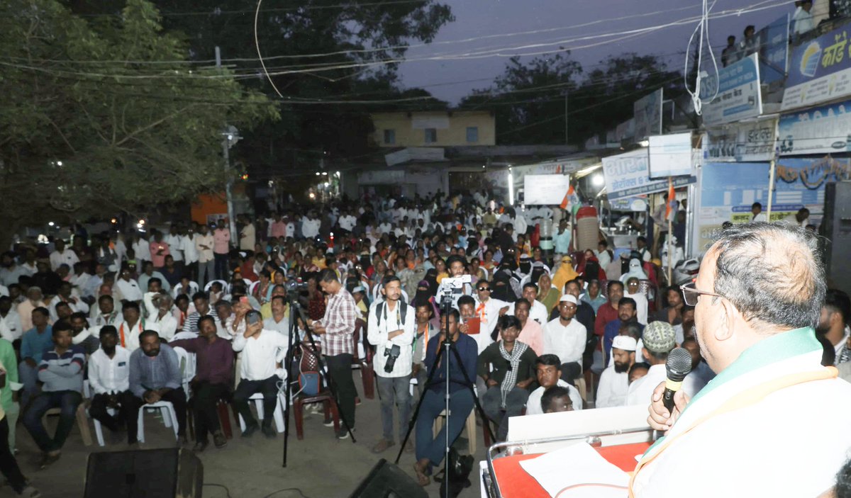 INCMaharashtra's tweet image. किनवट जिल्हा नांदेड येथील नगरपरिषद अध्यक्ष आणि सदस्यांच्या अधिकृत उमेदवारांच्या प्रचारासाठी सभेला प्रदेशाध्यक्ष हर्षवर्धन सपकाळ यांनी संबोधित केले. किनवट मध्ये तब्बल २६ वर्षानंतर काँग्रेस पक्ष चिन्हावर अधिकृत उमेदवारांचे पॅनेल उभे आहे. सांस्कृतिक आणि भाषिक वैविध्य असले तरी…