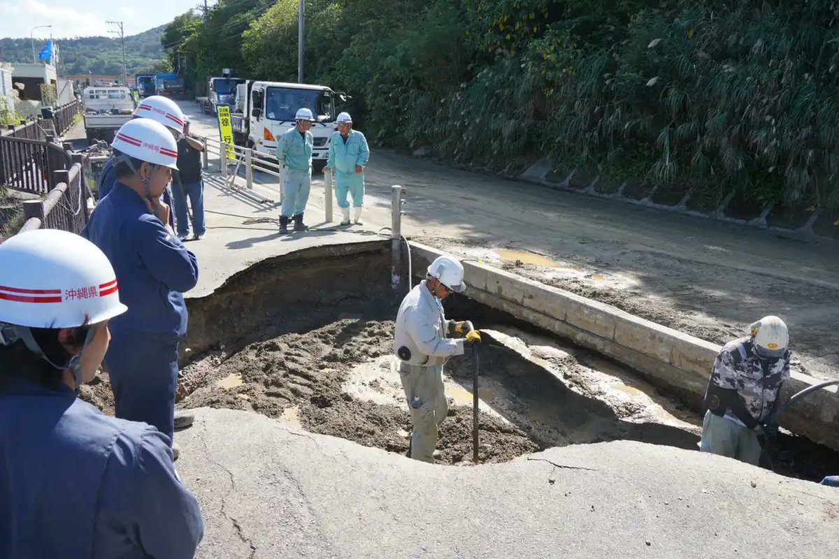 47ryoji128's tweet image. 沖縄県企業局によると

24日午前3時
沖縄本島北部の大宜味村塩屋の水道管が破裂
大規模な漏水が発生

昼以降に沖縄本島の広い範囲で
断水の恐れがあると報告

一帯は道路陥没しており
県企業局は大宜味村の県道9号の一部を
通行止め

各方面が水の切り替えや
水を集める作業に追われている

#老朽化