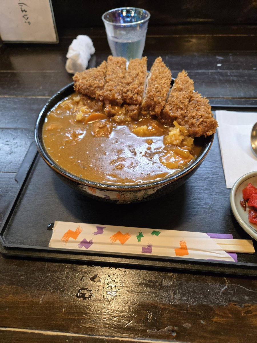 tooru0203's tweet photo. 初訪問　清水区
呑喰処さんふぁいぶ
カツカレー　¥1200
どう観てもラーメンドンブリボリューム満点💯　中辛で揚げたてカツマジで美味しかった（笑）今度は、よくばりランチかな😋
御馳走様でした🙏 https://t.co/vPvKWmkOTt