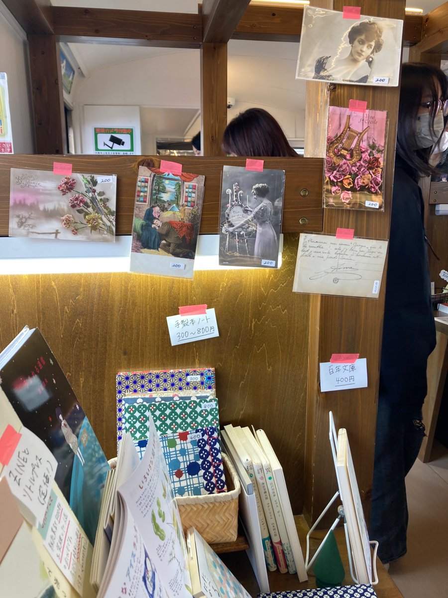 ASAGI_BOOKS's tweet photo. なかなか人がはけなくて写真を撮れなかったけど、出店風景はこんな感じ。
このブースがレトロで可愛くて使い勝手が良くて、とても居心地良いです。 #本博 https://t.co/HZRTL8FhY4