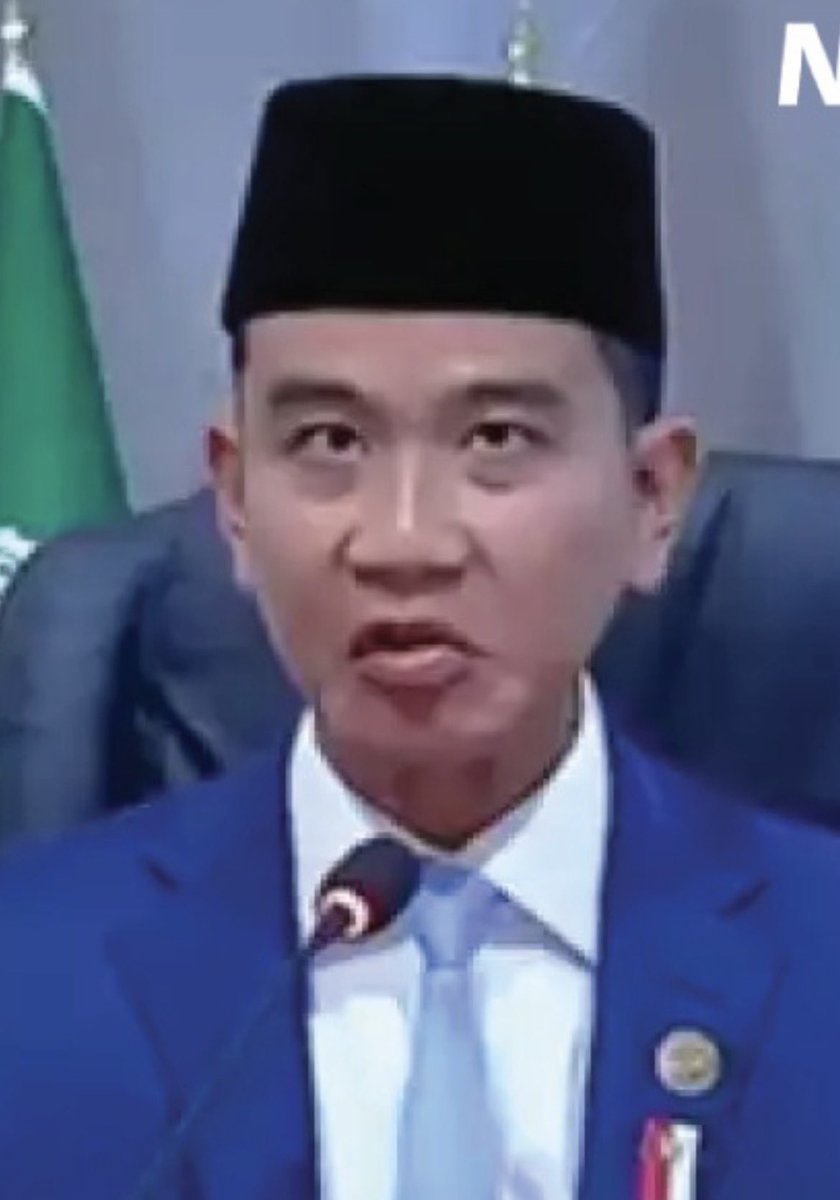 Ini  kyknya isi otaknya bertolak belakang dg mimik wajah dan ucapannya, hny org bodoh yg ngk faham bhw anak ini mengalami keterbelakangan intelektual tpi dipaksain kyk org intelek...