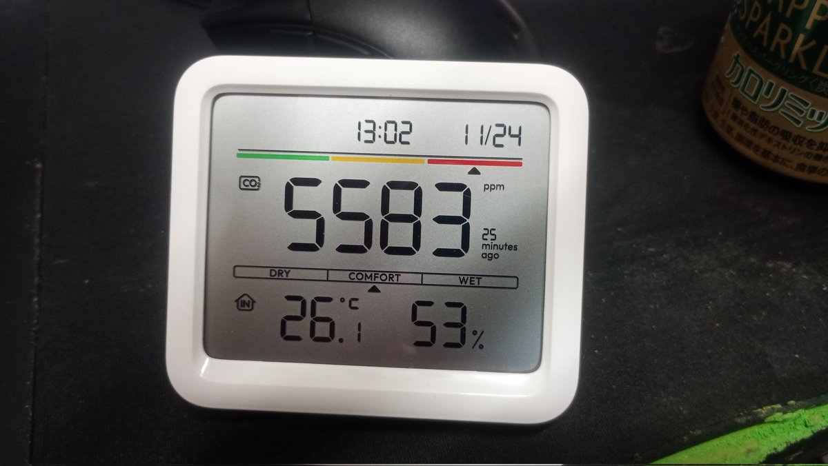 話題の二酸化炭素濃度計を使ってみたところ、ストーブを着けると自分の部屋が終ることが確認された（1200ppmでレッドゾーン）