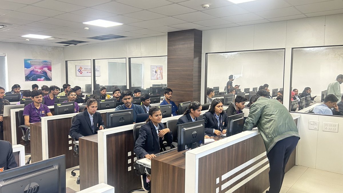 corechain_devs's tweet image. Core Connect Campus Edition Workshop at @sgsuniversity 🔶

Great turnout and engagement at @sgsuniversity as students learned about blockchain fundamentals and explored building Bitcoin-secured dApps on @Coredao_Org 🏗️