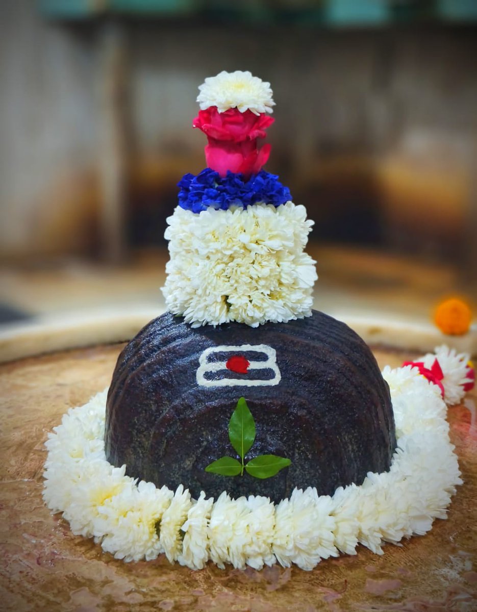 वो,, वैभव नहीं वैराग्य जीता है,
उसे,, क्या चढ़ावे जो अमृत छोड़,
           🕳️ विष पीता है 🕳️
ॐ_नमः_शिवाय 🔱🙏🚩
शुभ_सोमवार_वंदन 🌷🙏