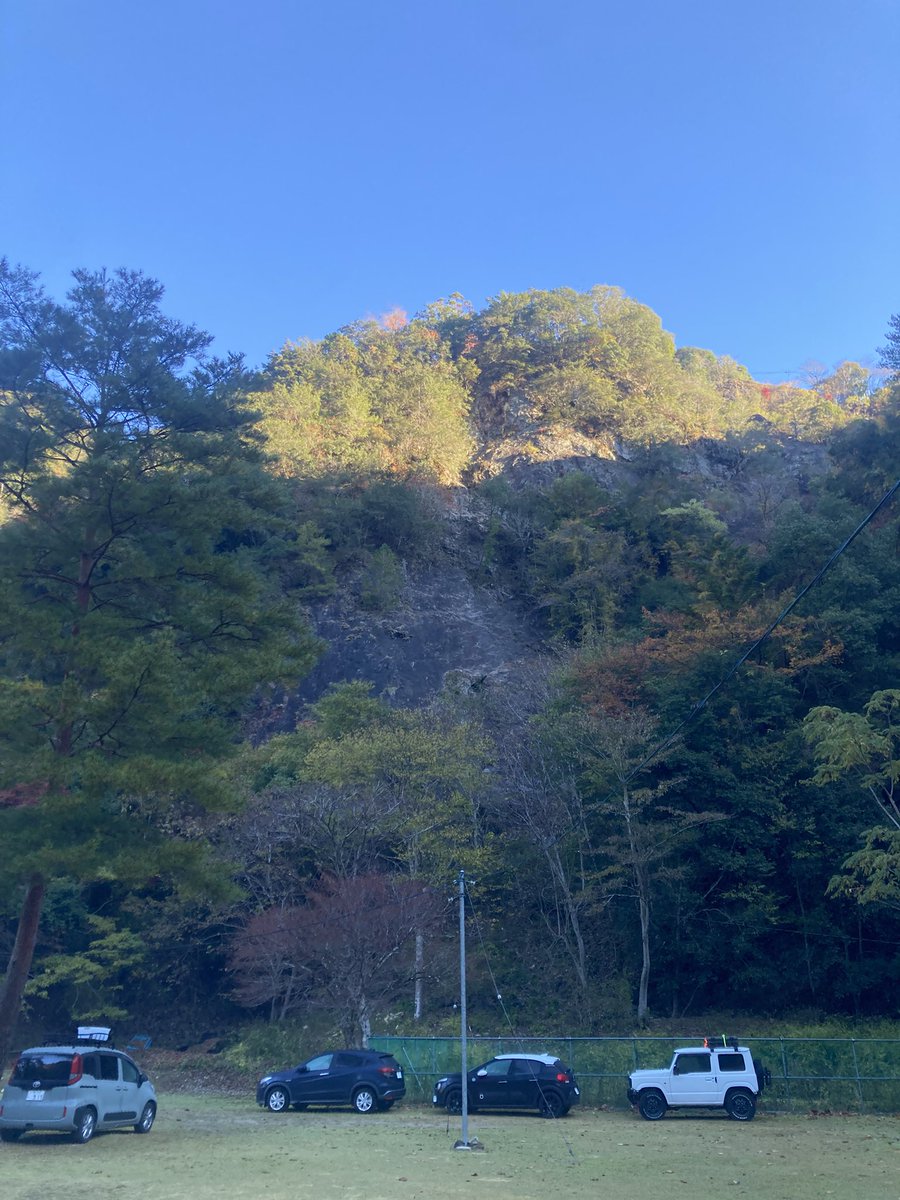 StakeSolid's tweet photo. 避難キャ��プ地🏕️進撃の巨人に襲撃される
本日、早朝3時過ぎ
滝に打たれたかような激しいテントの音で目が覚め、どこか遠くで何かが崩れるような音がした
目撃情報によると土砂崩れ🪨
巨人が攻撃したとかしないとか？！
信じるか信じないかはあなた次第🤔 https://t.co/pjQZ4FRn8t