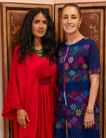 MXReferencia's tweet photo. #Nacional 

La presidenta Claudia Sheinbaum (@Claudiashein) compartió una fotografía con la actriz Salma Hayek (@salmahayek), con la leyenda "mujeres mexicanas". Ambas representan a #México ante el mundo: la mandataria como la primera mujer en llegar a la Presidencia de nuestro país y Hayek como una de las actrices mexicanas más reconocidas a nivel internacional.🇲🇽🟣