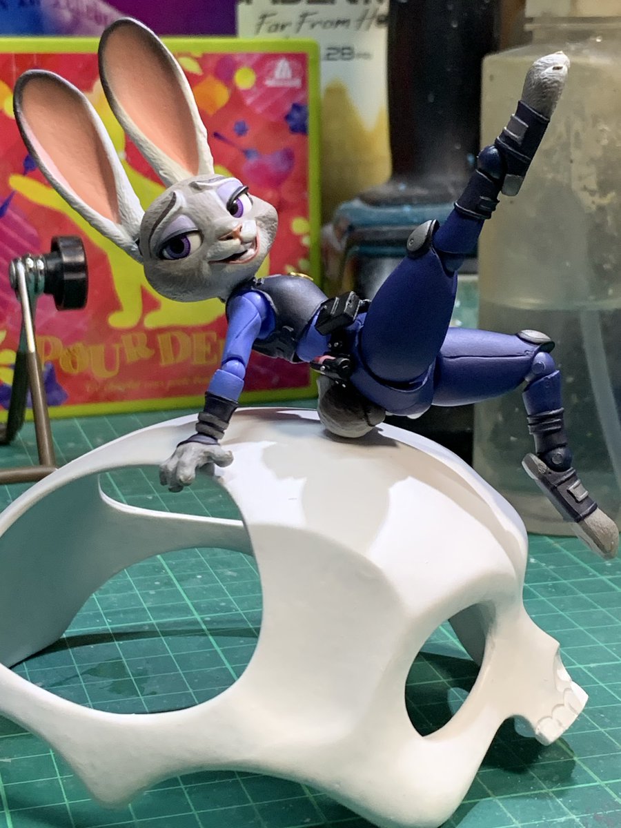 AxelCreate0312's tweet image. ワンフェスに向けてネコメット・メットホルダーの販促ポスターの作成を試みます。
イメージとして仮にジュディを置いて撮影。遊んでいるわけではありません🐰