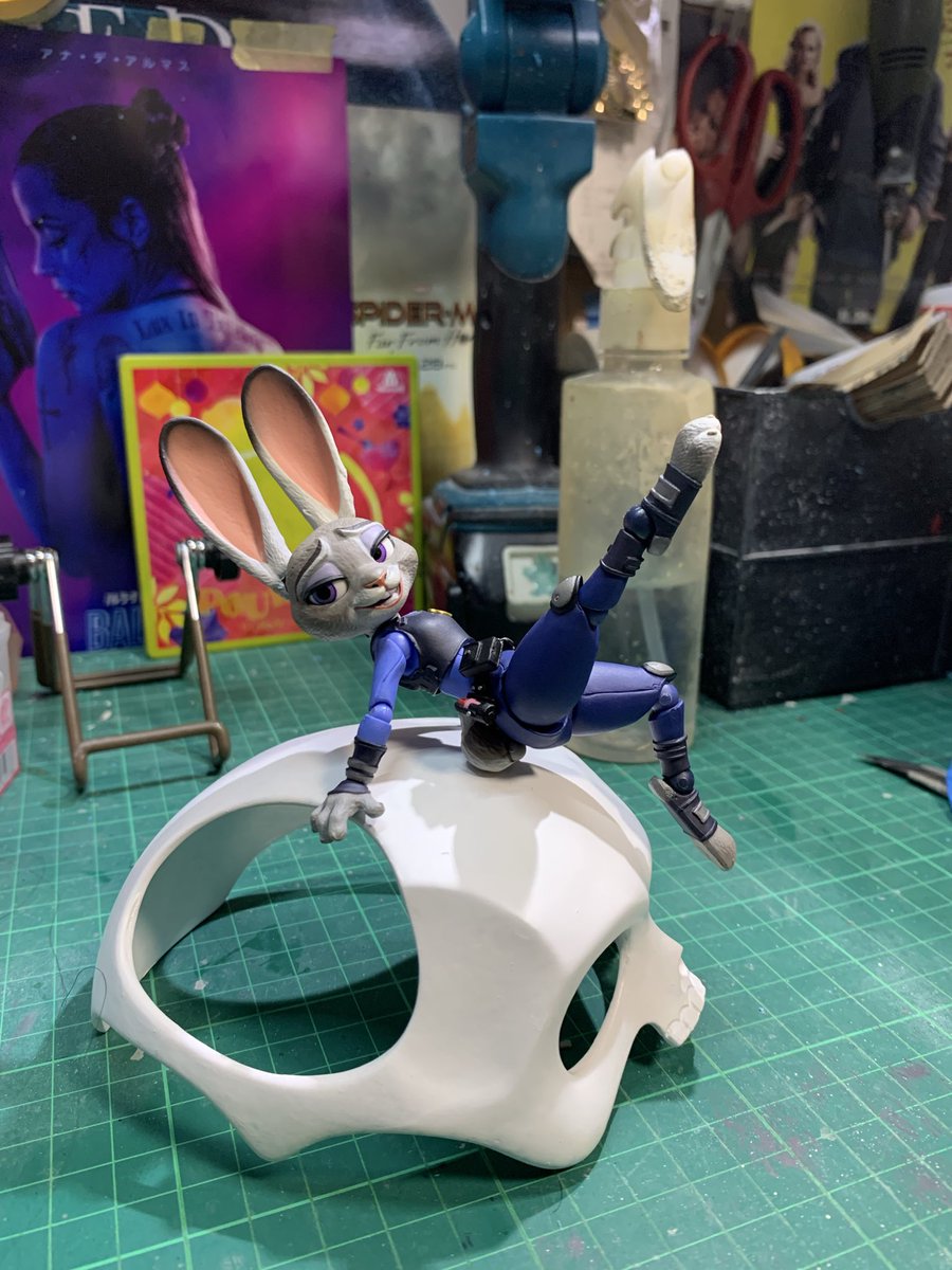 AxelCreate0312's tweet image. ワンフェスに向けてネコメット・メットホルダーの販促ポスターの作成を試みます。
イメージとして仮にジュディを置いて撮影。遊んでいるわけではありません🐰