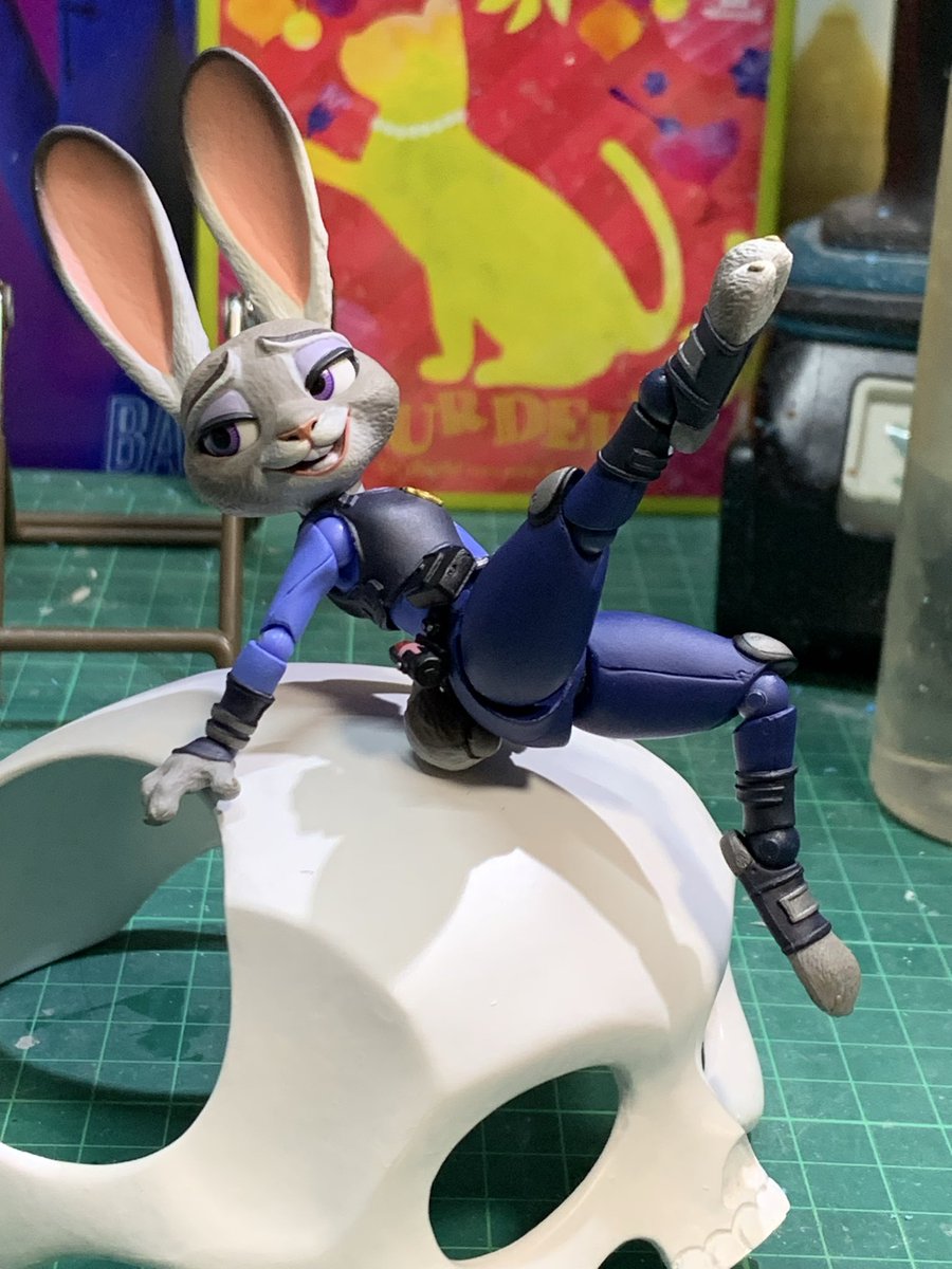 AxelCreate0312's tweet image. ワンフェスに向けてネコメット・メットホルダーの販促ポスターの作成を試みます。
イメージとして仮にジュディを置いて撮影。遊んでいるわけではありません🐰