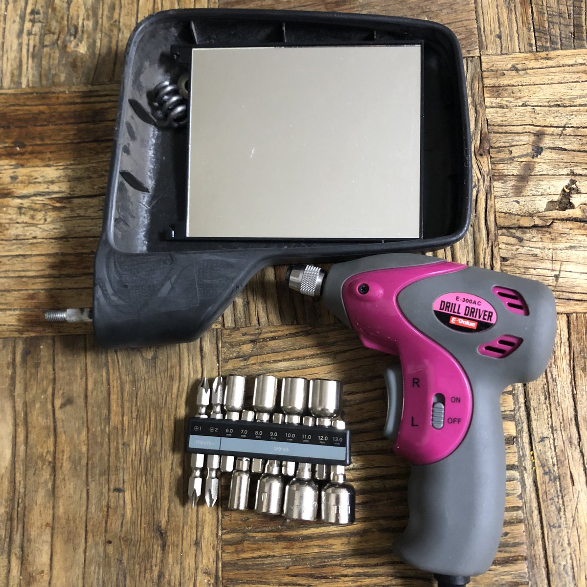 連休でなければ工場に泣きついた所、費用的には工賃位かな？
ハイゼット用ミラー1,980円アマプラ会員でないのでお急ぎ便510円、ワッシャーを外すのに島忠でビットのセットを買い1,097円。ダイソーで買ったミラーは110円😆
いつだって助けてくれるのは男ではなく電動ドライバー🤣
さて、働きます😅