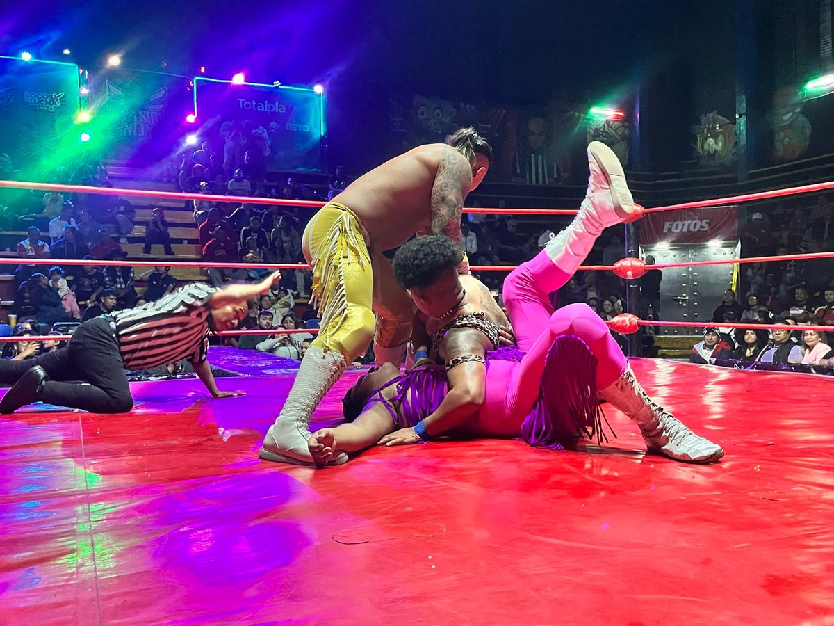 LaTijeraLucha's tweet photo. La lucha especial es para la tercia de #Geronimo, #GerryGalante e #HijoDeMrNiebla, este último sale con un desgarre en la ingle derecha al dar cuenta de #DementExtreme, #CanibalJr y #ChrisStoneJr, en una batalla recia en la #ArenaNeza.
#latijeraluchalibre https://t.co/s10jKnkRHO