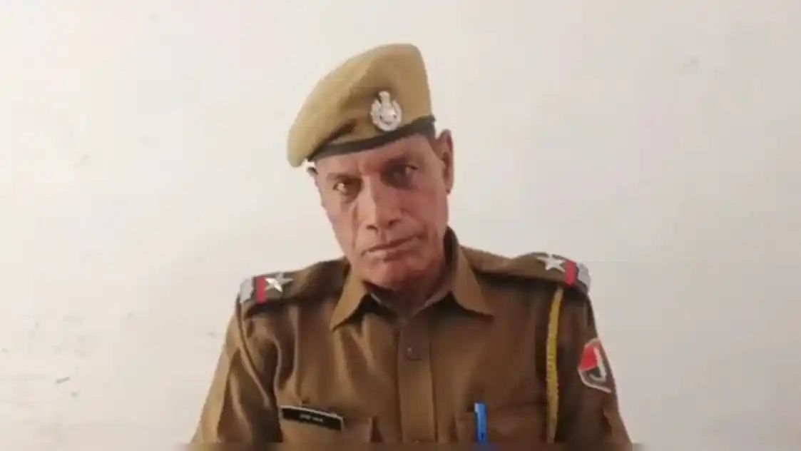 Firojbhai75's tweet image. फिर से एक महिला हुई होमगार्ड का शिकार जिसने महिला को झांसा देकर कई बार किया बलात्कार

पूरा मामला राजस्थान के अजमेर का है जहाँ एक होमगार्ड ने एक महिला को उसे शादी का झांसा देकर उसके साथ पिछले तीन साल तो रेप किया 

महिला का आरोप है कि आरोपी होमगार्ड 3 साल पहले एक अस्पताल में मिला…