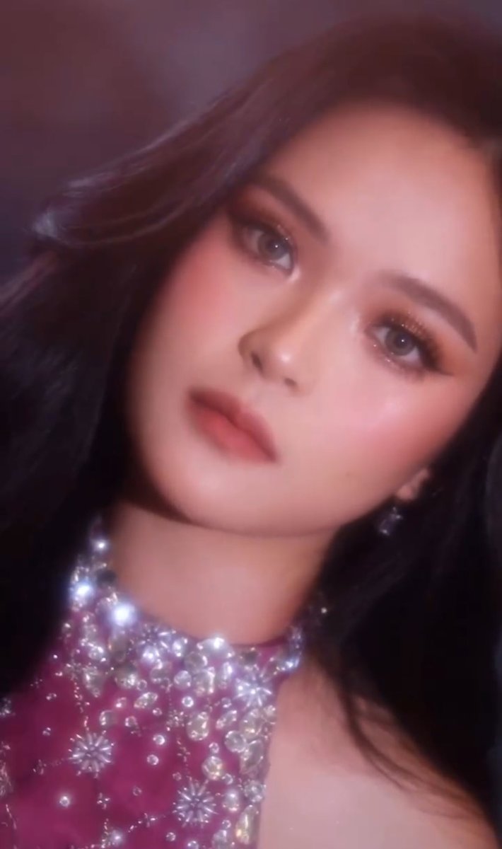 seonsauce's tweet image. grabe talaga nananapak ang facecard 🤩

to think na wala pa yan background sa modelling, tapos pumapalag na sa best dressed. paano na lang kung natuto ka pa pumustura at rumampa #RainCelmar #StarMagicalChristmas2025