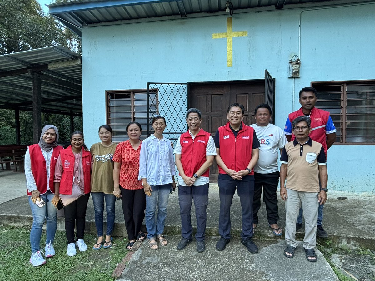 This small church in far away Kampung Iban in Merotai Kalabakan has a strong link to Bayan Baru. Surprised?

I visited this church this afternoon and pleasantly found out that this small Baptist church and Penang Excel Point Community Church (EPCC) has strong connections. Pastor