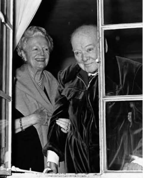 1964 оны 11-р сарын 30-нд Винстон Черчилль 90 нас хүрэхэд тэр зөвхөн Британийн эсэргүүцлийн бэлгэ тэмдэг байгаагүй — тэр бас биологийн нууц болж хувирсан байлаа.

Тэр хүн дайнууд ослууд сэтгэл гутрал улс төрийн ялагдал гээд амьдралын хүнд сорилтуудыг даван туулсан. Гэхдээ бас