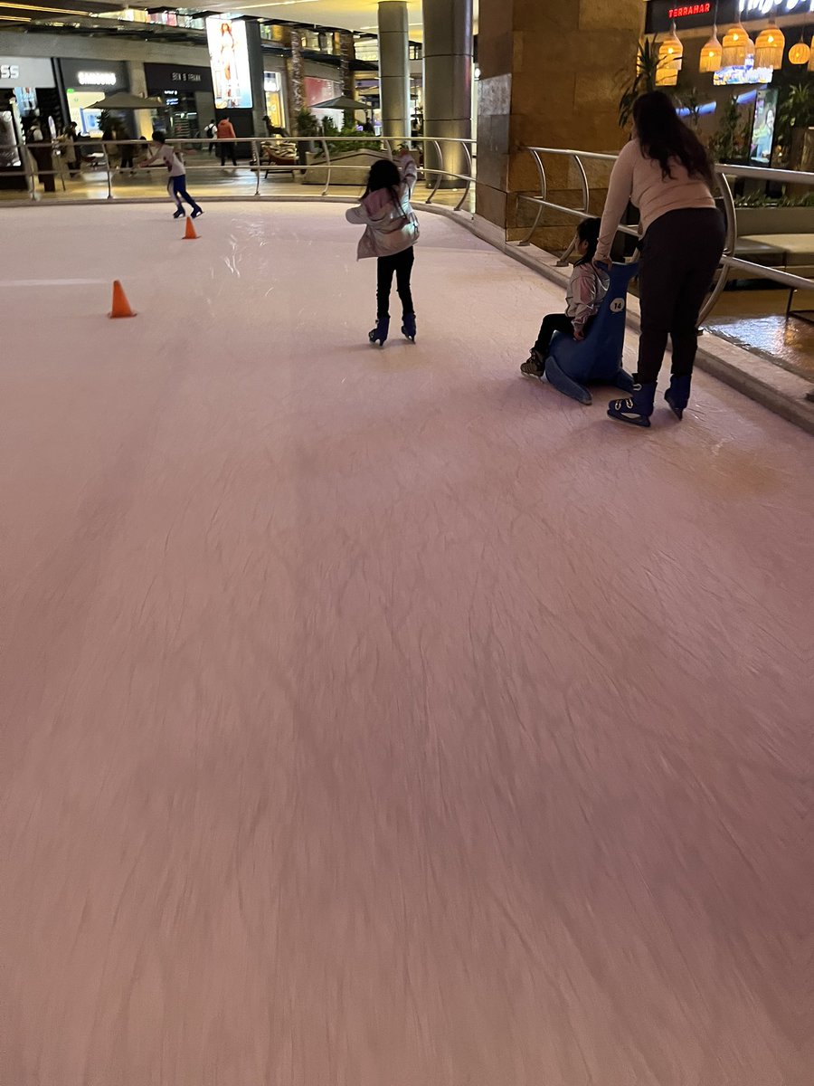 torrescrack's tweet photo. Patinando en hielo https://t.co/8ZIDH8U5F6