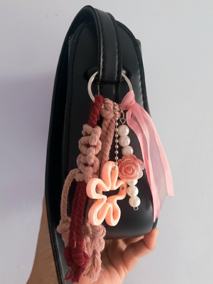guys jajan keychain handmadeku yuk, 12K an ajaa via oren🎀🍒 boleh DM atau langsung ke orenku yaa di bio^^