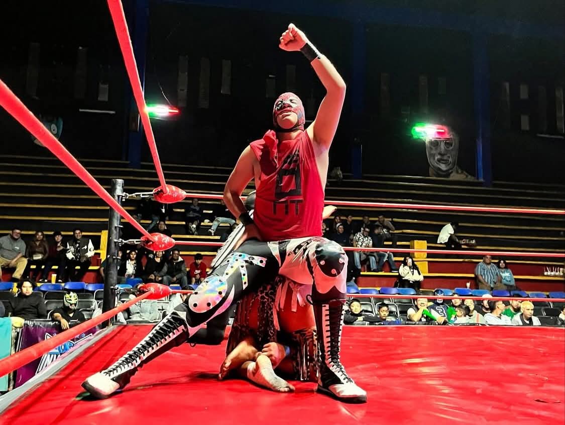 LaTijeraLucha's tweet photo. La lucha especial es para la tercia de #Geronimo, Gerry Galante e #HijoDeMrNiebla, este último sale con un desgarre en la ingle derecha al dar cuenta de #DementExtreme, #CanibalJr y ChrisStoneJr, en una batalla recia en la ArenaNeza.
#latijeraluchalibre https://t.co/TZeM1Uj5FU