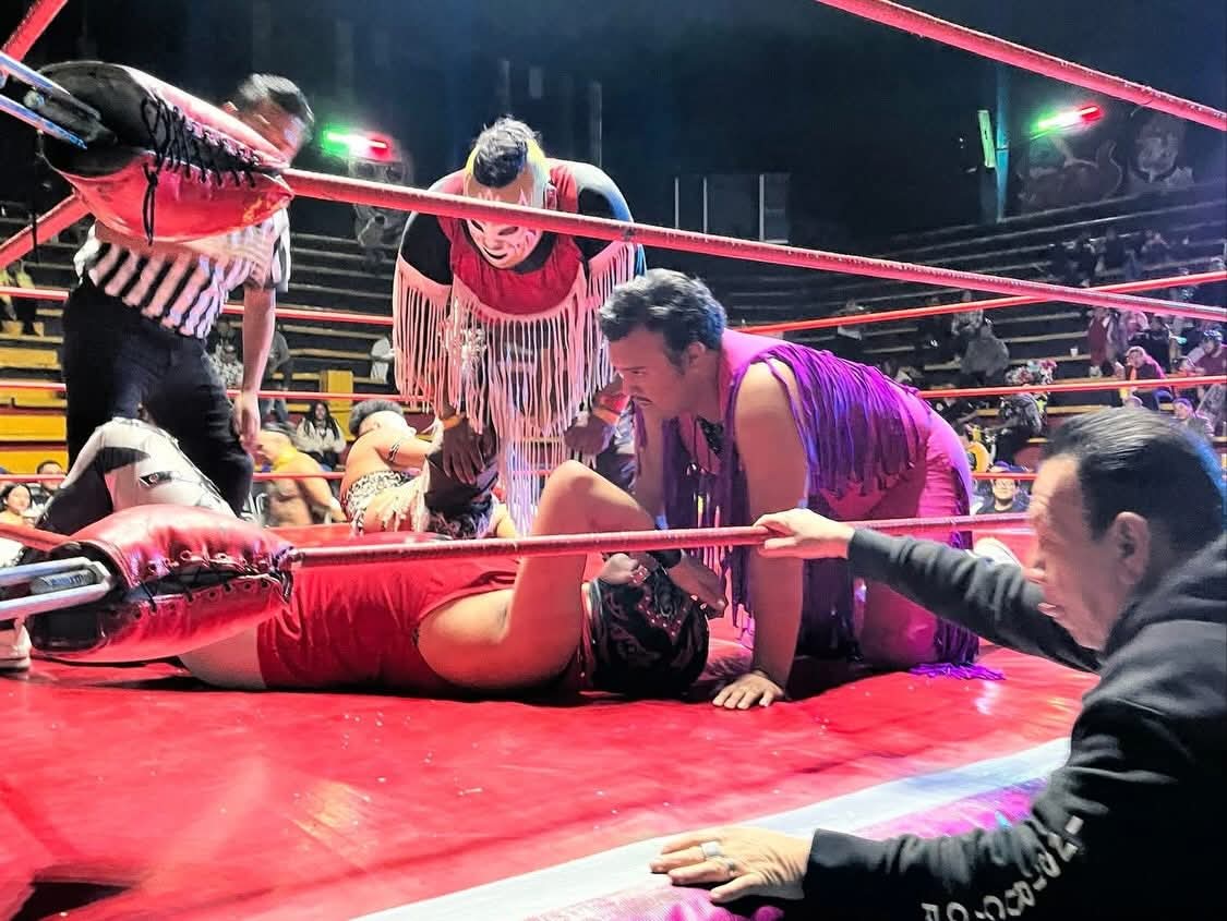 LaTijeraLucha's tweet photo. La lucha especial es para la tercia de #Geronimo, Gerry Galante e #HijoDeMrNiebla, este último sale con un desgarre en la ingle derecha al dar cuenta de #DementExtreme, #CanibalJr y ChrisStoneJr, en una batalla recia en la ArenaNeza.
#latijeraluchalibre https://t.co/TZeM1Uj5FU