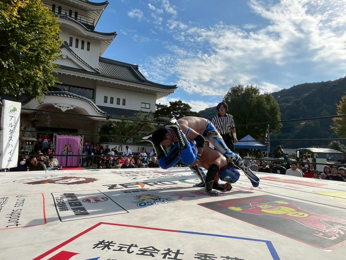 osakapro's tweet photo. 『大阪プロレス高知大会 “高知初上陸!!”』
第③試合
⚪︎アルティメット・スパイダーJr＆クワイエット・ストーム
vs
ザ・ボディガー＆⚫︎COW佐伯

鳥取だらずプロレスの佐伯とボディガーが異色のタッグを結成！
対するはスパイダー＆ストーム。
先発はボディガーとストーム。ガッチリ組み合っての力比べ、タックル合戦はボディガーに軍配。

続く佐伯とスパイダーの注目対決。スパイダーがテクニックで揺さぶるも、佐伯が豪快なボディスラム！スパイダーは捕まり、ボディガーの対空時間の長いブレンバスターを浴びて大苦戦。佐伯のスリーパーホールドもガッチリ決まり、ギブ寸前に。

だが子どもたちの大声援を受け、スパイダーがドロップキックで逆転。ストームが大暴れし、再びボディガーと激突。ラリアットが相打ちとなり両者ダウン。

交代したスパイダーが佐伯にフルコース攻撃！ストームとの連携で一気に追い込むが、ボディガーがカットに入り2人がかりで反撃。佐伯の最終兵器・ブレンバスターもスパイダーが必死で返す。

佐伯が勝負に出た瞬間、スパイダーがウラカンラナで切り返し、ワザありの勝利！