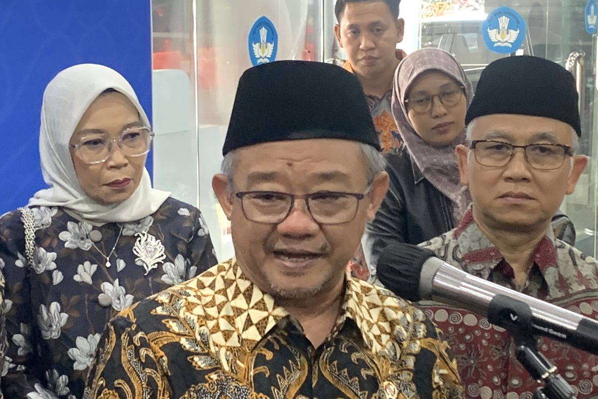 RadioSmartFM's tweet image. Mendikdasmen, Abdul Mu&apos;ti, menegaskan bahwa pemerintah tengah menyiapkan regulasi baru untuk menangani maraknya kasus perundungan atau bullying di sekolah.

Kini, bullying sudah dalam tahap mengkhawatirkan. Permen baru sedang diformulasikan.

#SmartNews