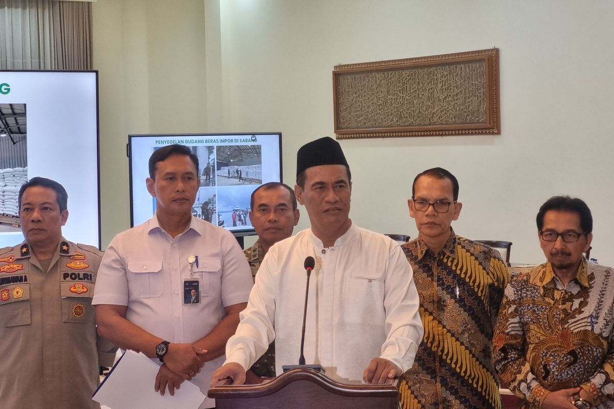 RadioSmartFM's tweet image. Kementan mengungkapkan adanya praktik impor beras ilegal di Sabang, Aceh, tatkala produksi beras dalam negeri diperkirakan surplus tahun ini.

Menteri Pertanian Amran Sulaiman mengatakan, pihaknya telah menyita 250 ton beras impor di sebuah gudang di Sabang, Aceh.

#SmartNews