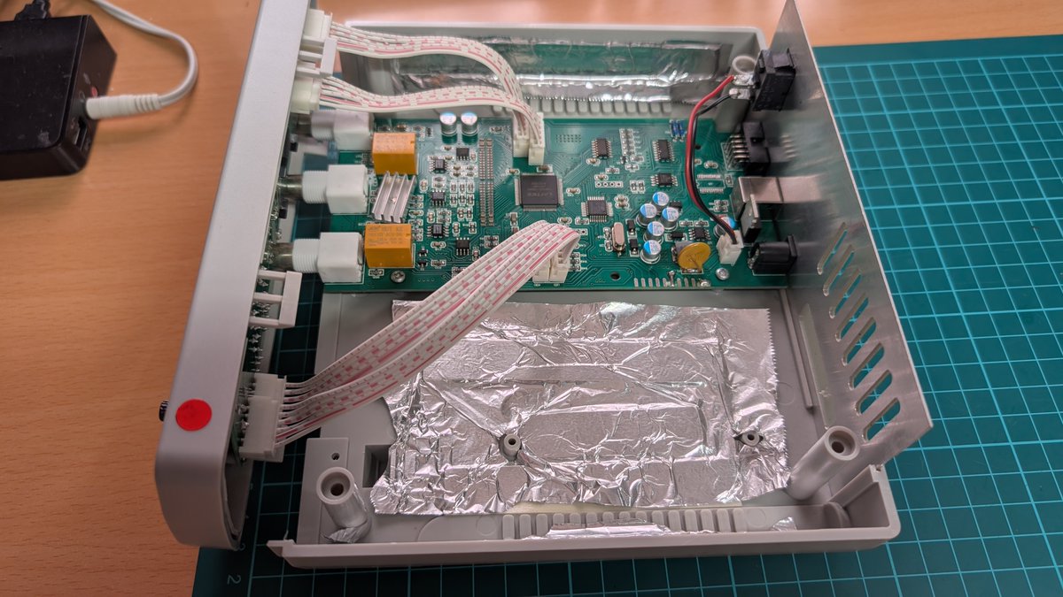 noobowsystems's tweet image. 今日の研究開発  閑古鳥 @asuka_kankodori さんのジャンク市でいただいた中華低価格シグナルジェネレータ
これ専用のDC5V電源を用意しようと思ったけど中がスカスカなので3端子レギュレータ1個追加してDC12V動作にしちゃえばいいや