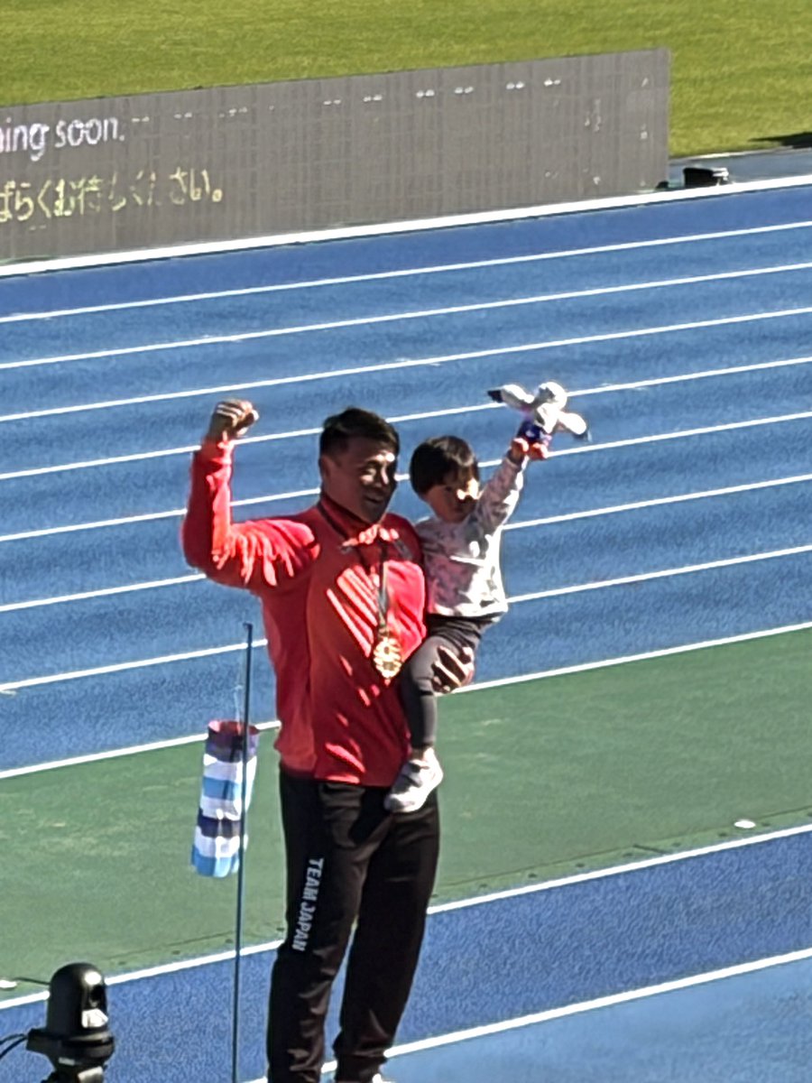 25th Summer Deaflympics Tokyo 2025
円盤投げの湯上剛輝選手が58.93mの記録で金メダル！おめでとう。
午後は、走幅跳と400mリレー
走幅跳の須山勇希選手と400mリレーの足立祥史選手は義妹の仕事仲間。一昨日義妹と甥っ子が島根から駆けつけ、連日熱い声援を送ってます📣
#Deaflympics #Tokyo #駒沢