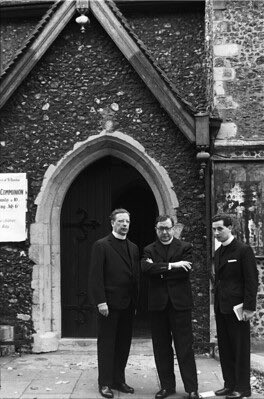 StJEscriva's tweet image. “If you are an apostle, death for you will be a good friend who helps you on your way.”

-The Way 735

—
Photo: St. Josemaria visits the tomb of St. Thomas Moore, Canterbury, Great Britain (26 July 1958). To his right is Blessed Alvaro del Portillo &amp;amp; his left Bishop Echevarria.