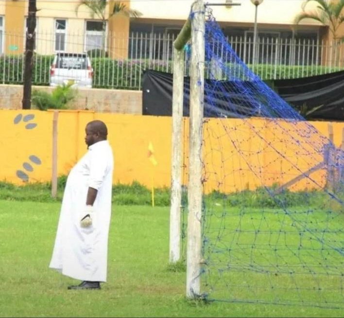 enshakafc's tweet image. The goal keeper that appeared 😂