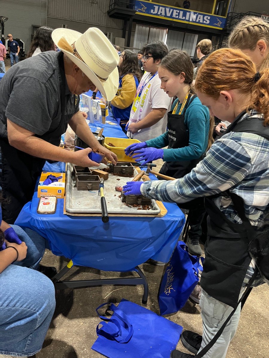 wbrayhs's tweet image. 📢W. B. Ray TEXANS IB showed off their engineering skills at the Texas A&amp;amp;M Kingsville Engineering Expo.
Whether chemical, mechanical, industrial or electrical, our TEXANS were ready for the challenge.