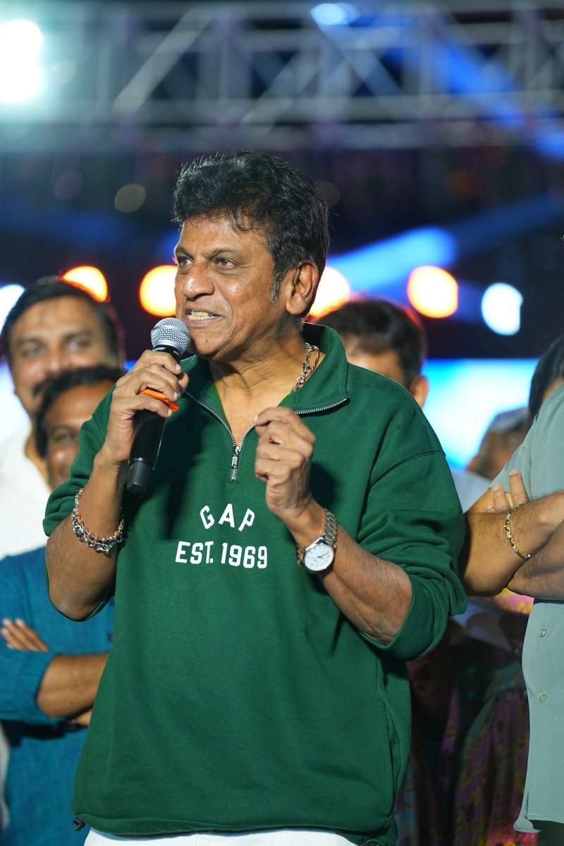 shivannaupdates's tweet image. Latest: #Shivanna Spotted @ #Akhanda2 trailer lunch event 💥

Mass God @NimmaShivanna ⚜️

 #Shivarajkumar #KingShivanna #DrShivarajkumar #DrShivarajkumarUpdates