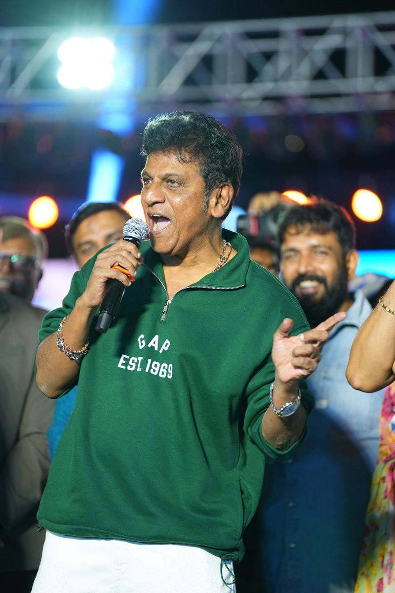 shivannaupdates's tweet image. Latest: #Shivanna Spotted @ #Akhanda2 trailer lunch event 💥

Mass God @NimmaShivanna ⚜️

 #Shivarajkumar #KingShivanna #DrShivarajkumar #DrShivarajkumarUpdates