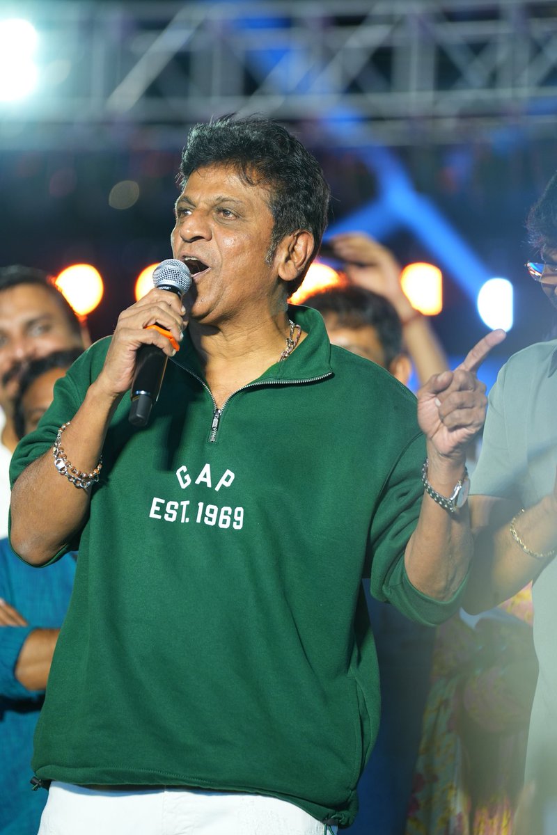 shivannaupdates's tweet image. Latest: #Shivanna Spotted @ #Akhanda2 trailer lunch event 💥

Mass God @NimmaShivanna ⚜️

 #Shivarajkumar #KingShivanna #DrShivarajkumar #DrShivarajkumarUpdates