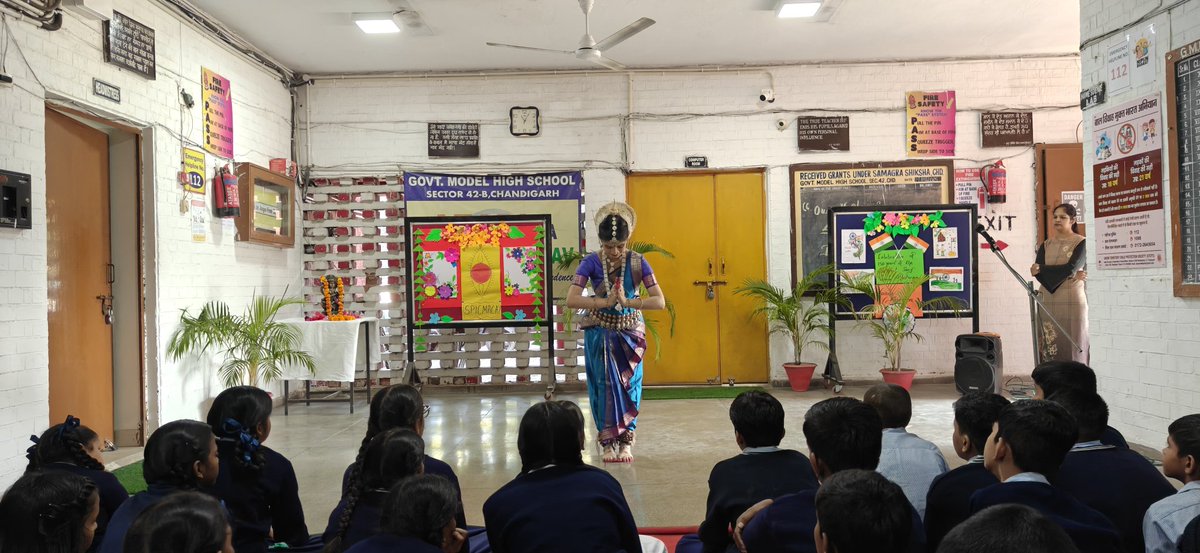 gmhs42's tweet photo. 19/11/2025
GMHS 42B organized a SPIC MACAY workshop on Odissi Dance to introduce students to India’s classical heritage. The resource person demonstrated key elements of Odissi, including hand mudras, expressions, and basic footwork. 
@SchoolEduChd 
@chandigarh_admn https://t.co/mWVdjoahLi
