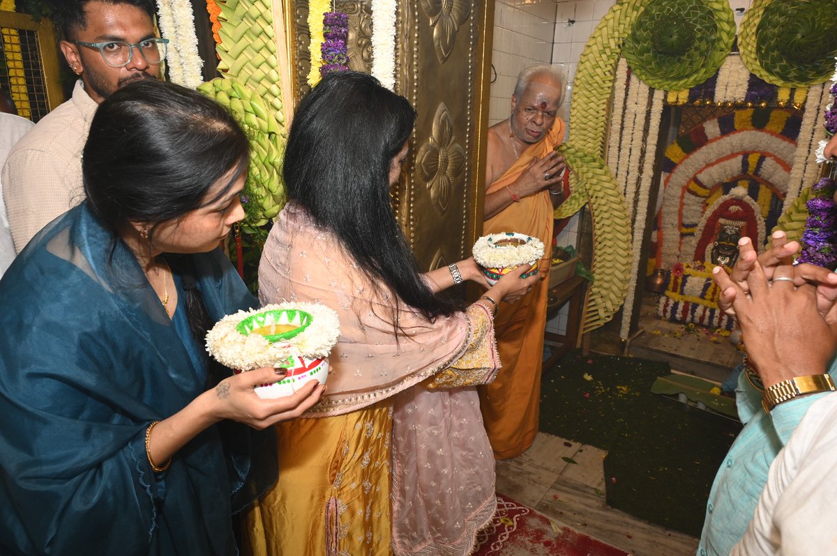 Daimonds7999's tweet image. ನಮ್ @vijayaananth2 ಅತ್ತಿಗೆ💕 ನಮ್  ಹೆಮ್ಮೆ🤙ನೆನ್ನೆ ತಾಯಿ ಚಾಮುಂಡೇಶ್ವರಿಯ🙏ಆಶೀರ್ವಾದ ಪಡೆದ ಸುಮಧುರ ಕ್ಷಣ😍ಈ ತಾಯಿಯ ಆಶೀರ್ವಾದ ಸದಾ ಈ ಕರುನಾಡ ತೂಗುದೀಪ ಪರಿವಾರದ ಮೇಲೆ ಹೀಗೆ ಇರಲಿ 🙏 ಜೋತೆ ಇದೇ #DEC_12_25ರಂದು ನಮ್ #DBOSS_DEVIL💥 ರಾಜ್ಯಾದ್ಯಂತ ಚಿತ್ರ ಮಂದಿರಗಳಿಗೆ ಅಪ್ಪಳಿಸಲಿದೆ💪 @dasadarshan @TheRachanaRai