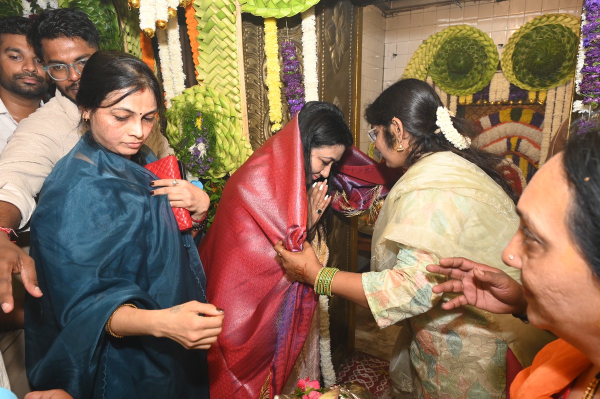 Daimonds7999's tweet image. ನಮ್ @vijayaananth2 ಅತ್ತಿಗೆ💕 ನಮ್  ಹೆಮ್ಮೆ🤙ನೆನ್ನೆ ತಾಯಿ ಚಾಮುಂಡೇಶ್ವರಿಯ🙏ಆಶೀರ್ವಾದ ಪಡೆದ ಸುಮಧುರ ಕ್ಷಣ😍ಈ ತಾಯಿಯ ಆಶೀರ್ವಾದ ಸದಾ ಈ ಕರುನಾಡ ತೂಗುದೀಪ ಪರಿವಾರದ ಮೇಲೆ ಹೀಗೆ ಇರಲಿ 🙏 ಜೋತೆ ಇದೇ #DEC_12_25ರಂದು ನಮ್ #DBOSS_DEVIL💥 ರಾಜ್ಯಾದ್ಯಂತ ಚಿತ್ರ ಮಂದಿರಗಳಿಗೆ ಅಪ್ಪಳಿಸಲಿದೆ💪 @dasadarshan @TheRachanaRai