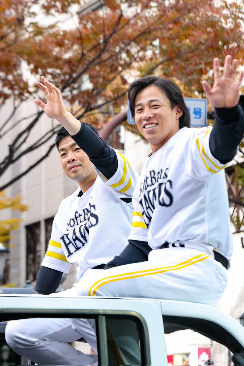 vulcan8666's tweet image. 近ちゃんのみピント(笑)

#sbhwaks 
#優勝パレード
#近藤健介
#野村勇
#博多座