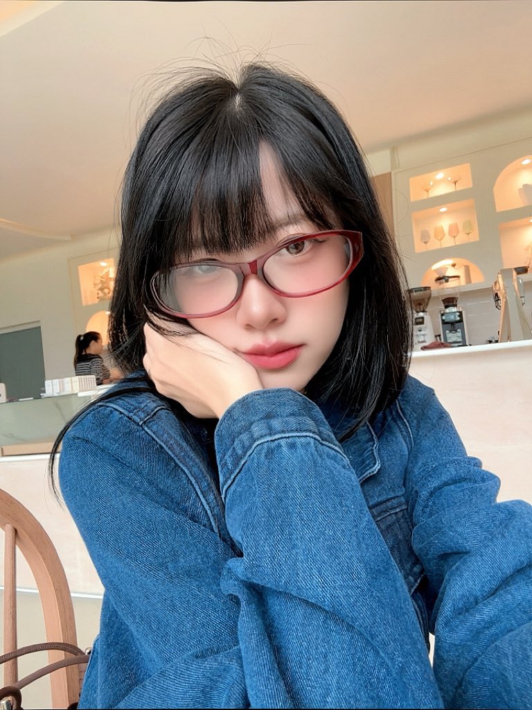 + alp ไม่ใช่แค่แว่นกันแดดสวยและถูกอะ แต่แว่นกรองแสงก็สวยคุณภาพดีเหมือนกัน ㅠㅡㅠ รุ่น mori น้อง 300 บาทเองแม่ สีแดงวินเทจจ จ๋วย🧱